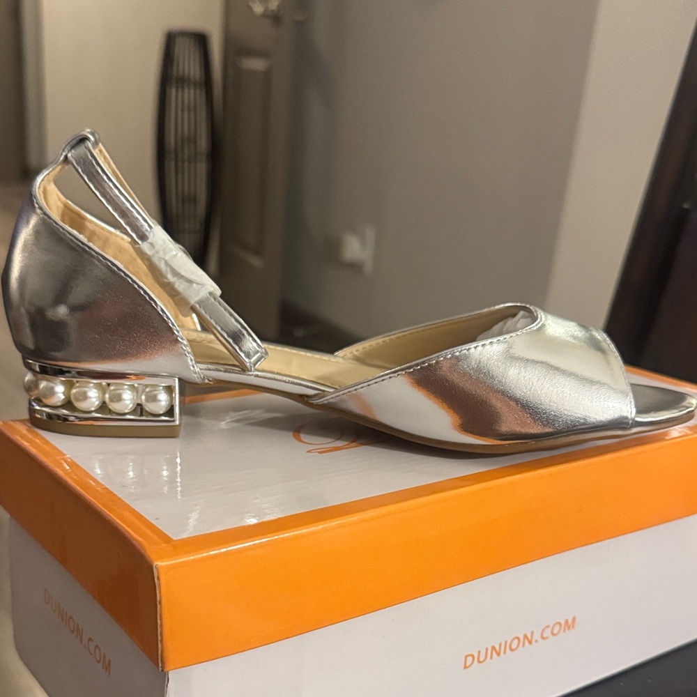 🔥Dunion silver open-toe flats featuring a block heel with pearl detailing BNIB